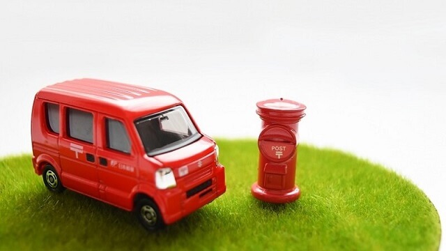 郵便局の車とポストのおもちゃ