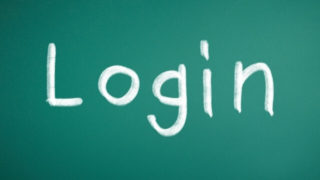 黒板に「login」の文字