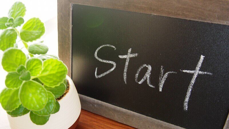 観葉植物と黒板に「Start」の文字